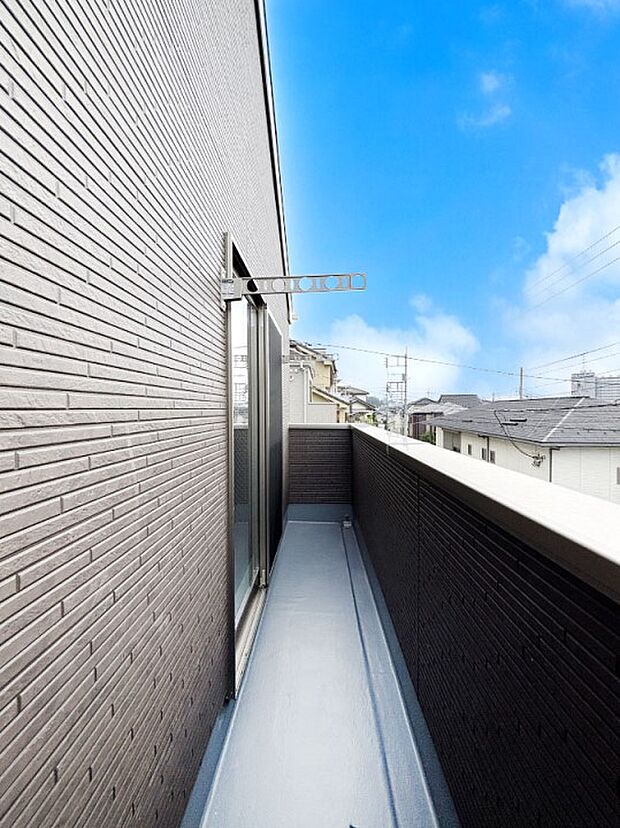 【バルコニー】暖かな陽光が降り注ぐバルコニーはお洗濯におすすめ。爽やかな風も心地よいです。 