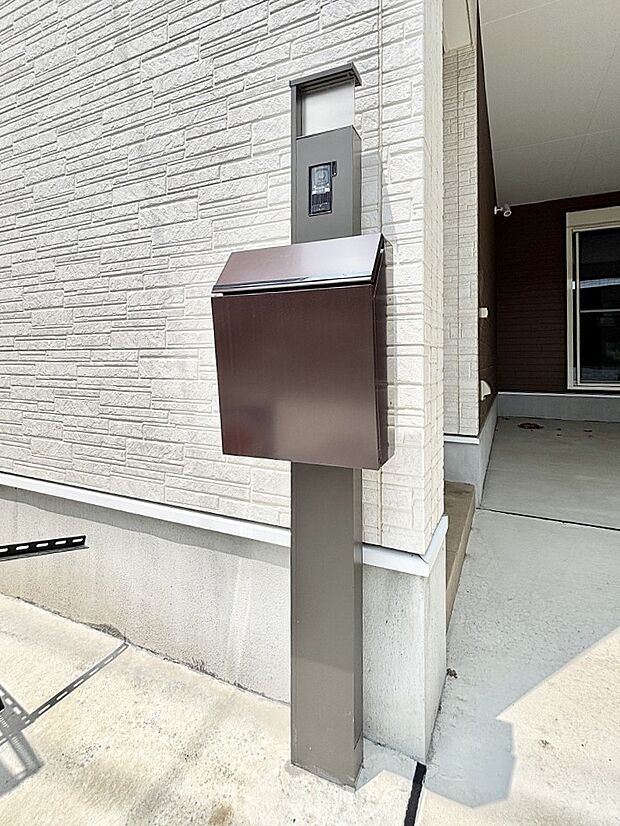 【その他現地】表札・インターホン・ポストをひとつに集約。エントランスになじむシンプルデザイン。