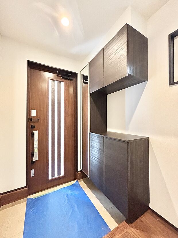 【玄関】飾り棚を利用して、お越しいただくお客様をおもてなしできます。