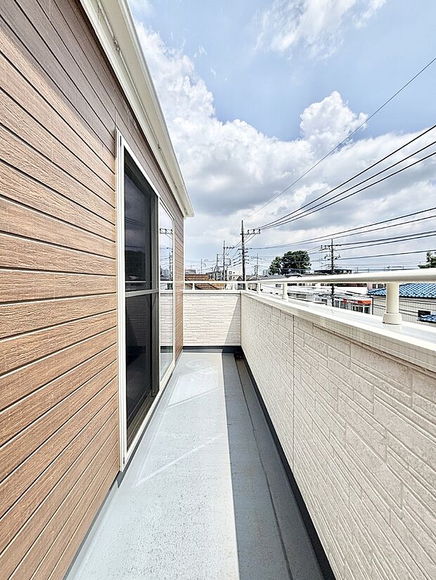 【バルコニー】南向きのバルコニー！ご家族の洗濯物はもちろん、お布団もたっぷり干せます！