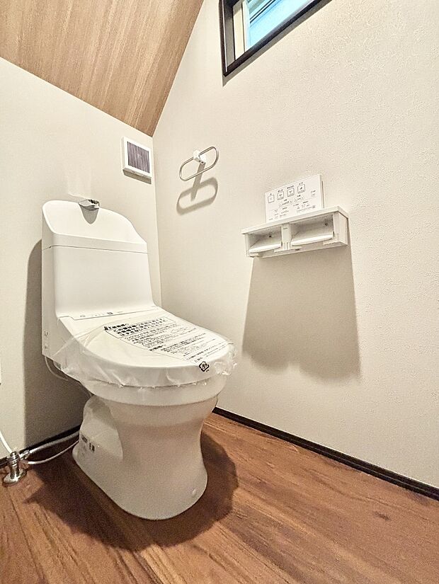 【トイレ】換気用小窓があり、明るく清潔な空間です。