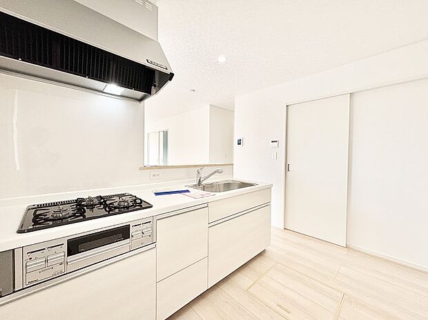 【ダイニングキッチン】料理をしながらご家族との会話を楽しめる対面カウンターキッチン