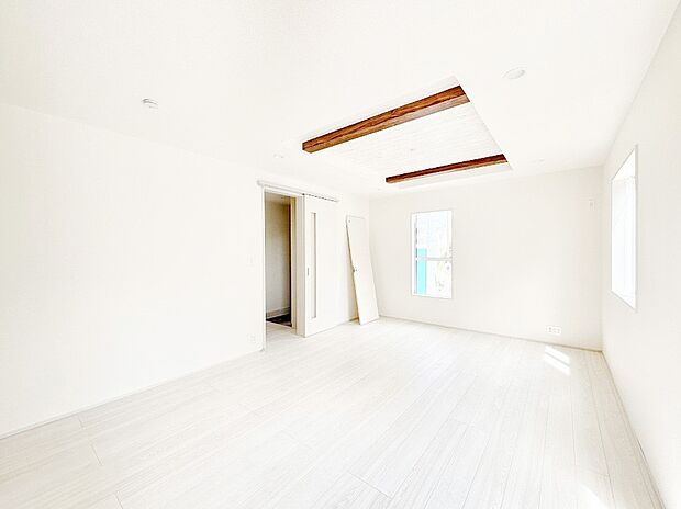 【ダイニング】折り上げ天井はは立体的な奥行きがあるので、天井が広く見えて開放的な空間を演出できます。  