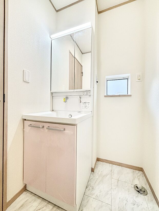 【洗面台・洗面所】スタイリングに便利な三面鏡、ミラーキャビネットで細かい物スッキリ