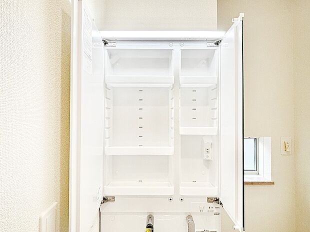 【その他設備(三面鏡裏収納)】三面鏡の裏に、化粧品や衛生用品などを収納可能。洗面台をすっきりと保ちます！