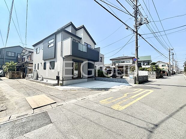 【前面道路含む現地写真】角地なので日当たりも良く、お家が堂々として見えます。