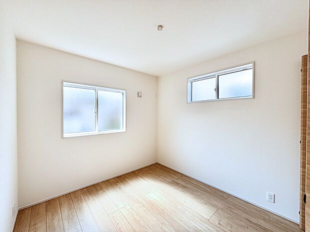 【寝室】２面採光なので、明るく風通しも良く心地良い生活が送れます。