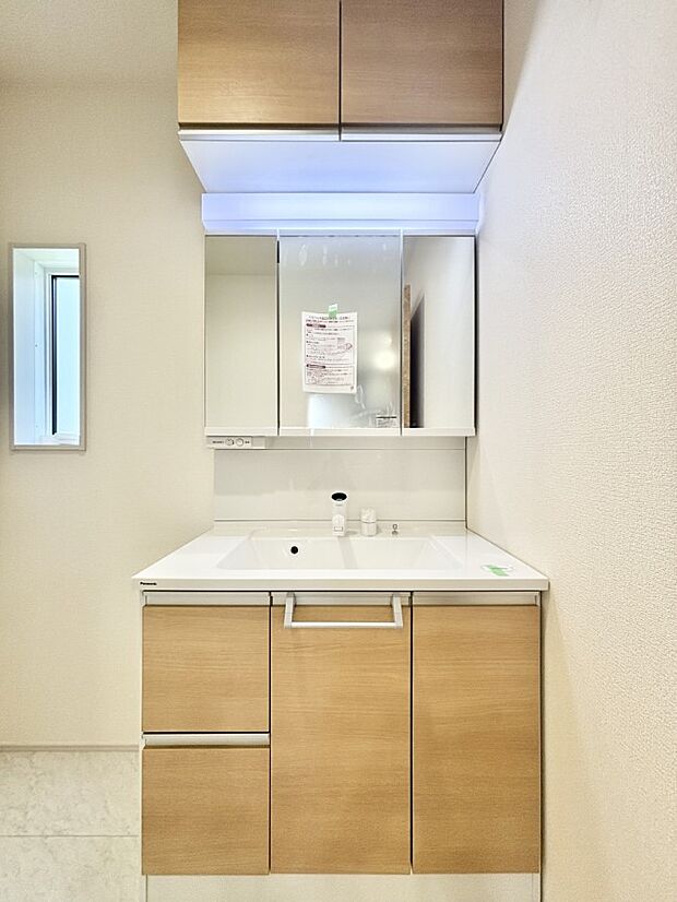 【洗面台・洗面所】大きく見やすい三面鏡で清潔感ある洗面台は、身だしなみチェックや肌のお手入れにおすすめです。 