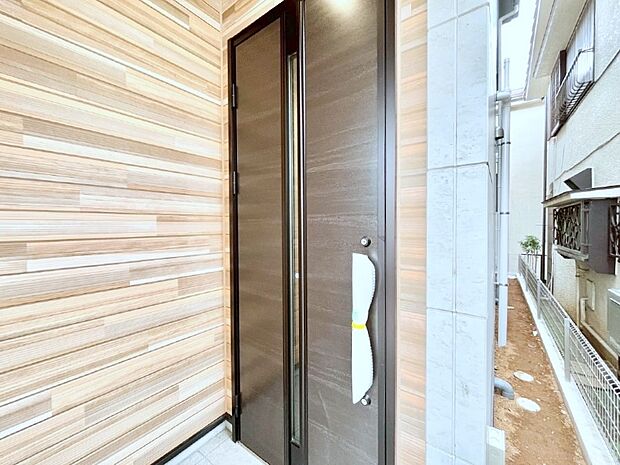 【玄関】住まいの顔を演出する、玄関ドア。 