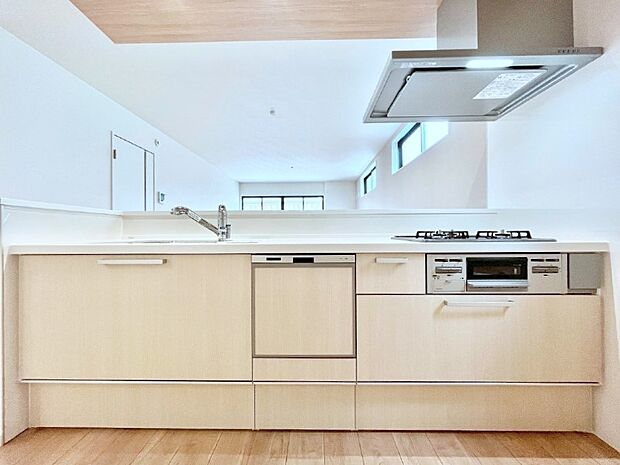 【キッチン】食洗機・浄水器・３ツ口コンロなどデザイン性も機能性も兼ね備えたシステムキッチン！