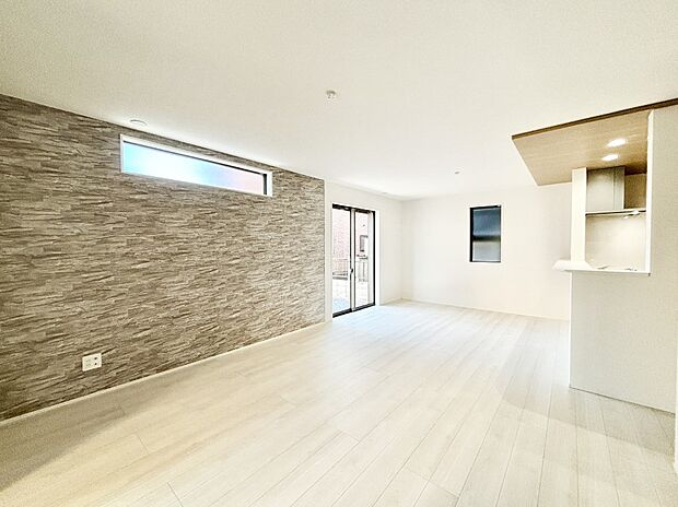 【リビングダイニング】アクセントクロスがオシャレ！家族団らんの時間が充実しそうなリビングダイニング！