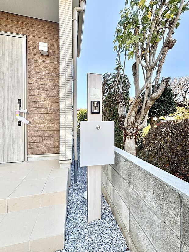 【その他現地】表札・インターホン・ポストをひとつに集約。エントランスになじむシンプルデザイン。