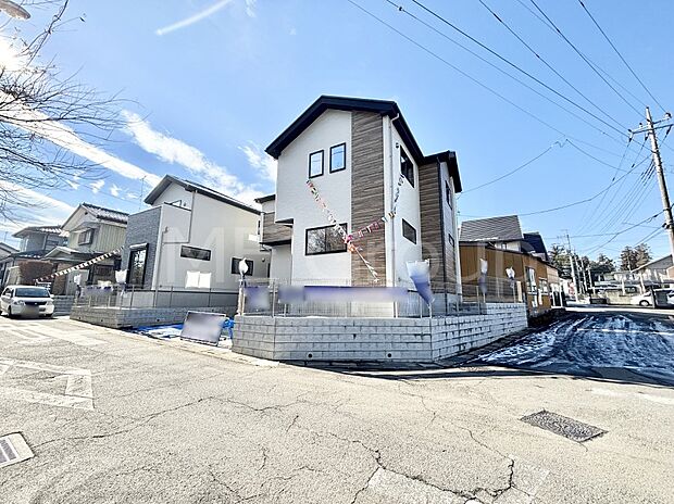 【前面道路含む現地写真】角地なので日当たりも良く、お家が堂々として見えます。