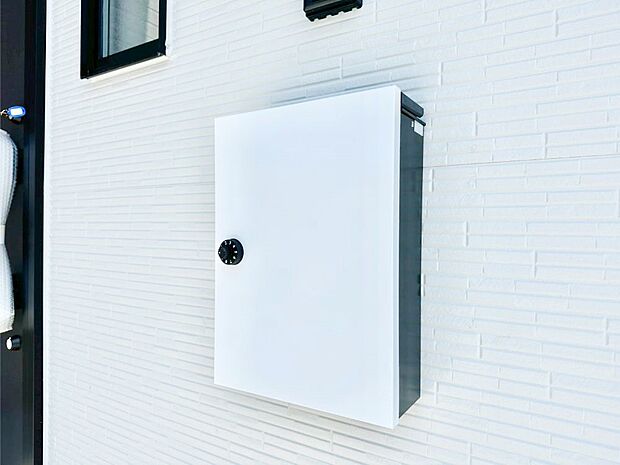 【その他現地】シンプルデザインのポスト。