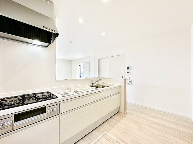 【ダイニングキッチン】リビングで遊ぶお子様を見守りながらお料理ができる対面キッチン。  