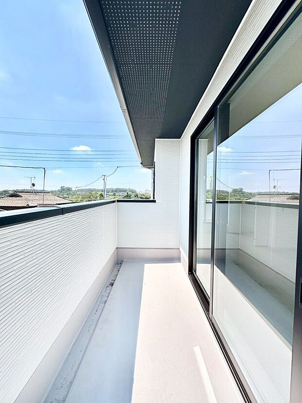 【バルコニー】ゆったりバルコニーだから沢山お洗濯ものを干せます。