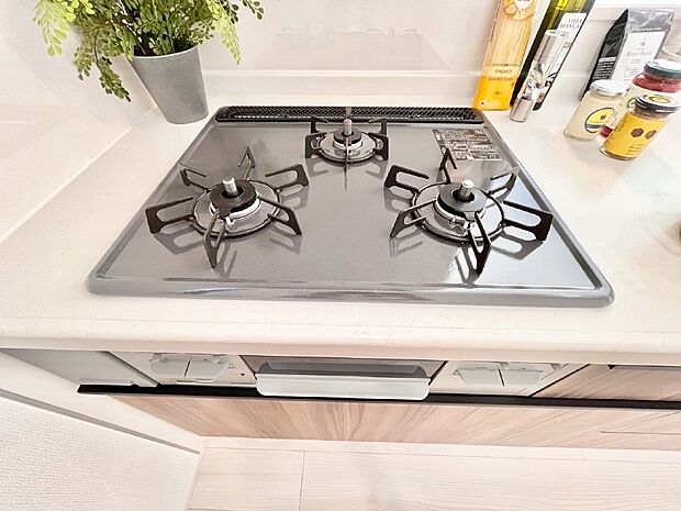 【その他設備(3口コンロ)】三口ガスコンロでお料理が一気にはかどりそう  