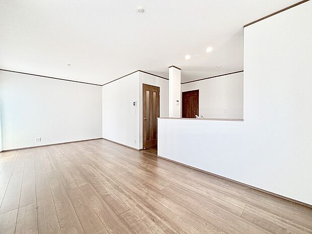 【ダイニング】明るい陽光が注ぎ、寛ぎの雰囲気に満たされるダイニング。