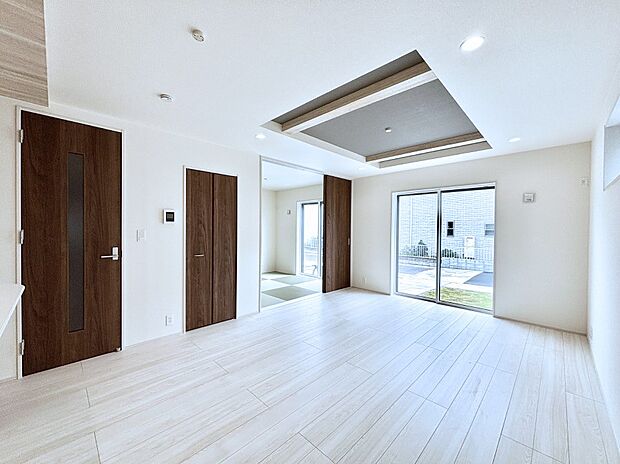 【リビングダイニング】大きな窓からたっぷりの陽光と風を感じられるリビング