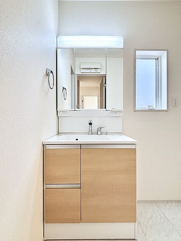 【洗面台・洗面所】大きく見やすい三面鏡で清潔感ある洗面台は、身だしなみチェックや肌のお手入れにおすすめです。