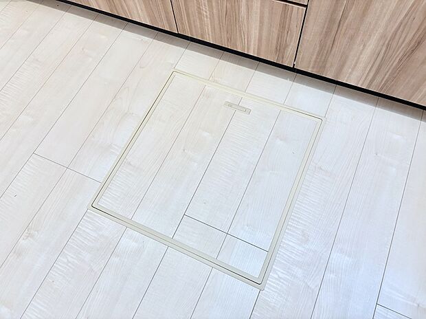 【その他設備(床下収納)】床下収納付き！日用品・非常用品の収納にも大活躍。