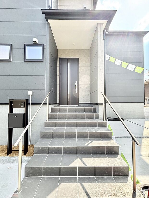 【玄関】大切な家族、来客を出迎える玄関。