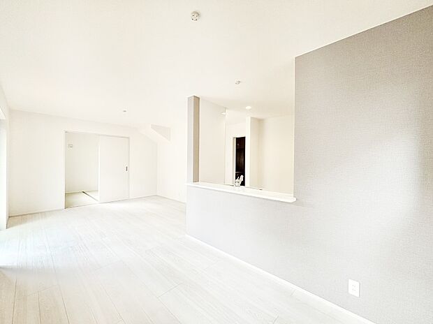 【リビングダイニング】明るい陽光が注ぎ、寛ぎの雰囲気に満たされるリビング・ダイニング。 