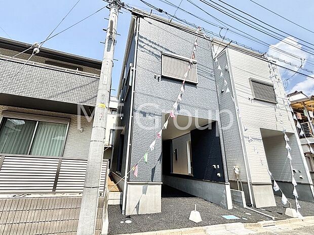【現地外観写真】洗練された外観、上質な住空間が広がる室内は永く安心して過ごせる住居です。