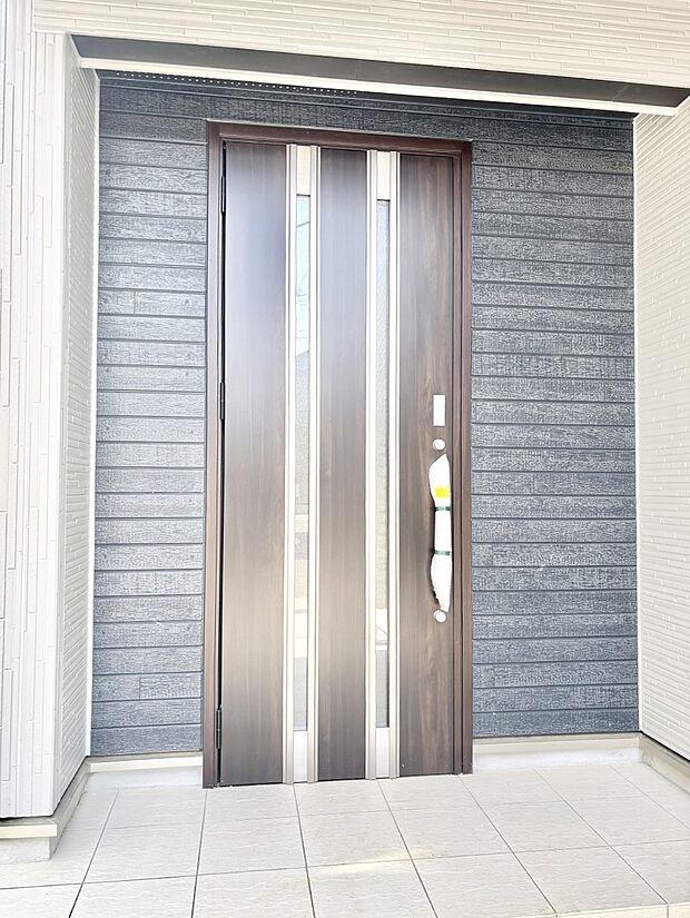 【玄関】大切な家族、来客を出迎える玄関。