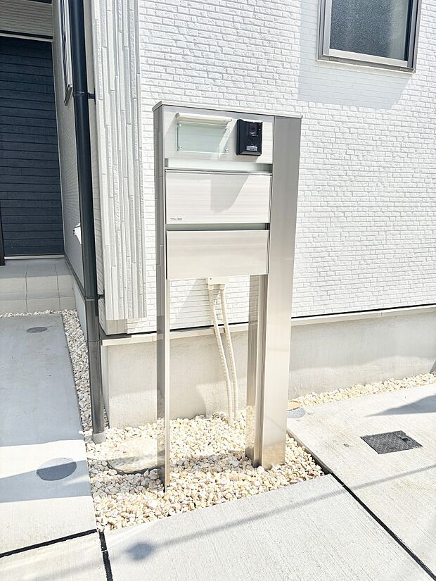 【その他現地】シンプルデザインのポスト。
