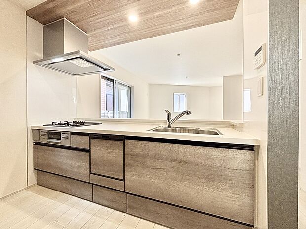 【ダイニングキッチン】料理をしながらご家族との会話を楽しめる対面カウンターキッチン