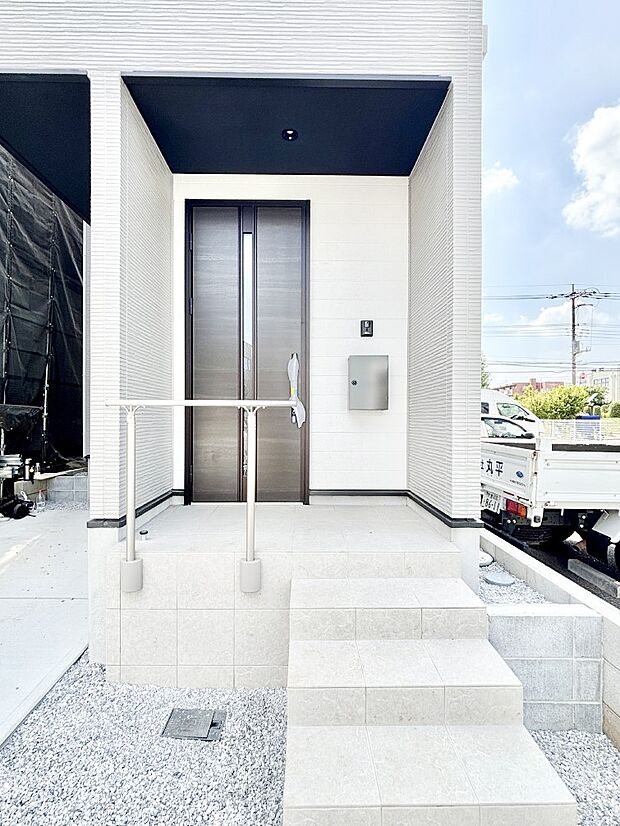 【玄関】住まいの顔を演出する、玄関ドア。 