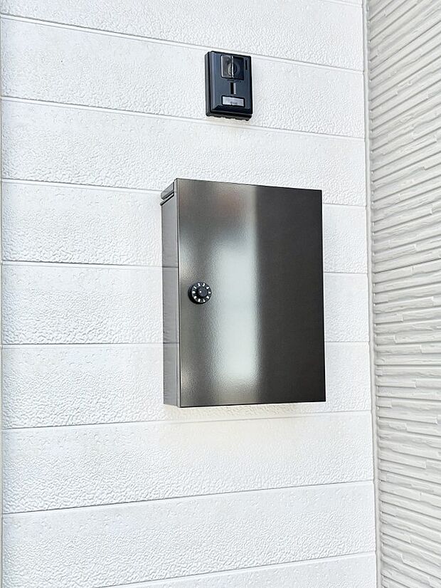 【その他現地】シンプルデザインのポスト。