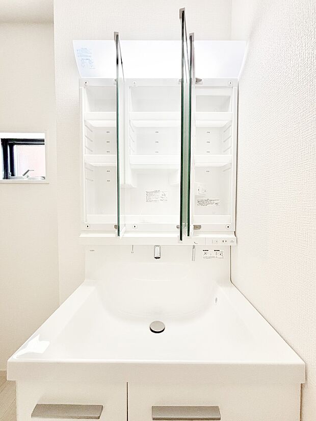 【その他設備(三面鏡裏収納)】三面鏡の裏に、化粧品や衛生用品などを収納可能。洗面台をすっきりと保ちます！