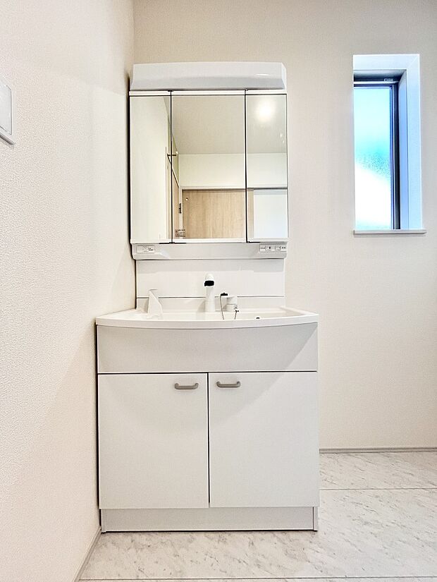 【洗面台・洗面所】大きく見やすい三面鏡で清潔感ある洗面台は、身だしなみチェックや肌のお手入れにおすすめです。