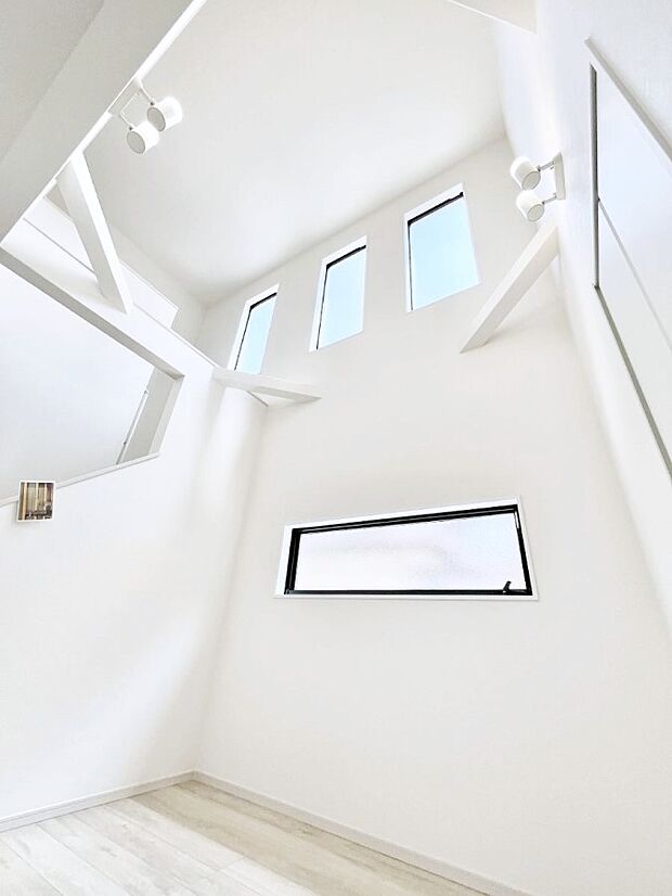 【その他設備(吹き抜け)】明るい日差しが差し込む吹き抜け設計