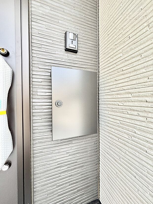 【その他現地】シンプルデザインのポスト。