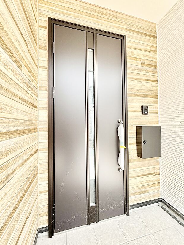 【玄関】玄関前は雨が降っても濡れにくい屋根付き  