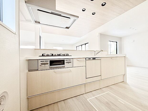 【ダイニングキッチン】リビングが見渡せる人気のカウンターキッチンで楽しくお料理