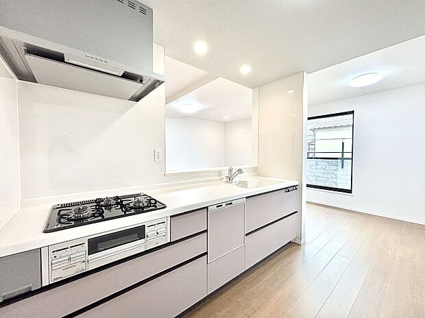 【ダイニングキッチン】料理をしながらでもご家族との会話を楽しめる対面キッチン