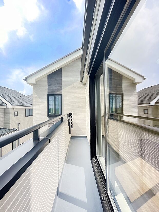 【バルコニー】暖かな陽光が降り注ぐバルコニーはお洗濯におすすめ。爽やかな風も心地よいです。 