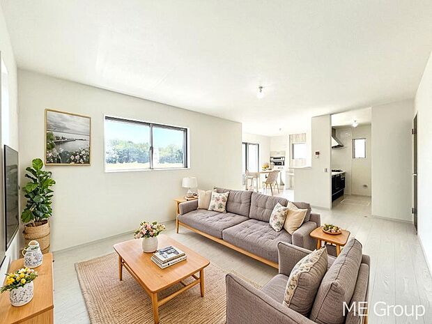 【リビング】ご家族の賑やかな話し声で包まれる明るいリビング  ※家具はCGです