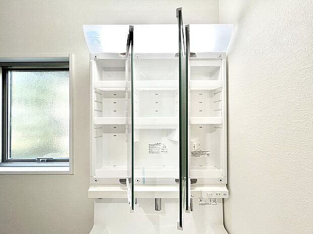 【その他設備(三面鏡裏収納)】三面鏡の裏に、化粧品や衛生用品などを収納可能。洗面台をすっきりと保ちます！