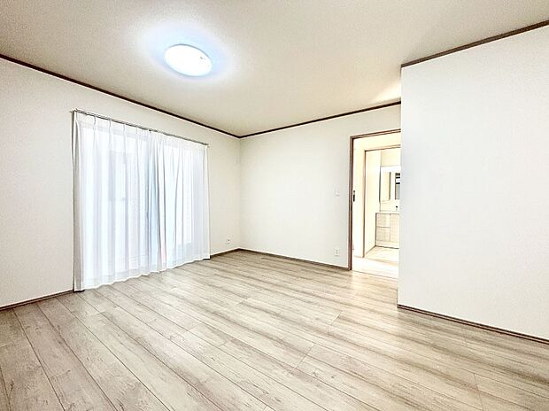 【ダイニング】大きな窓からたっぷりの陽光と風を感じられるリビング  