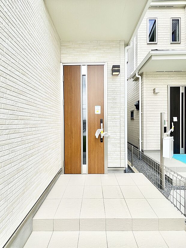 【玄関】大切な家族、来客を出迎える玄関。