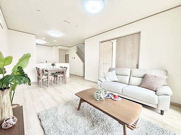 【リビングダイニング】家族団らんの時間も増えそうなくつろぎのリビングダイニング。   