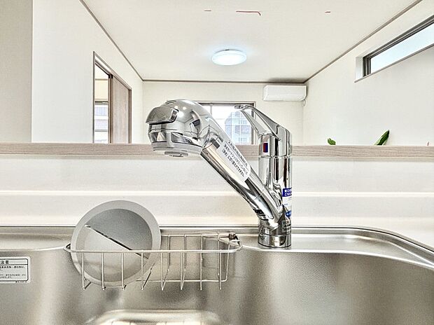 【その他設備(浄水器)】いつでも清潔なおいしいお水を。一つの水栓で水道水と浄水を使い分け。