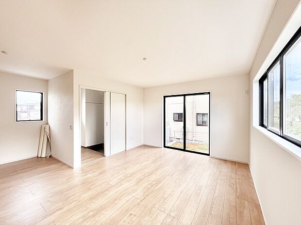 【ダイニング】家族の笑顔が自然と生まれてくる、そんな雰囲気のダイニングに仕上がっています 