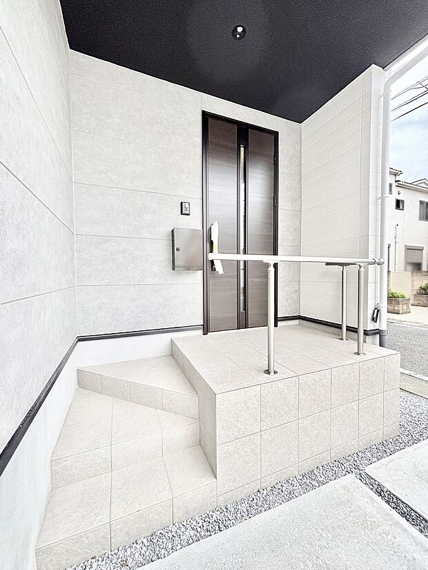 【玄関】玄関前は雨が降っても濡れにくい屋根付き