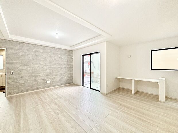 【ダイニング】ＰＣ作業やお子様の宿題コーナーなどにお使いいただけるカウンター付きのＬＤＫ。